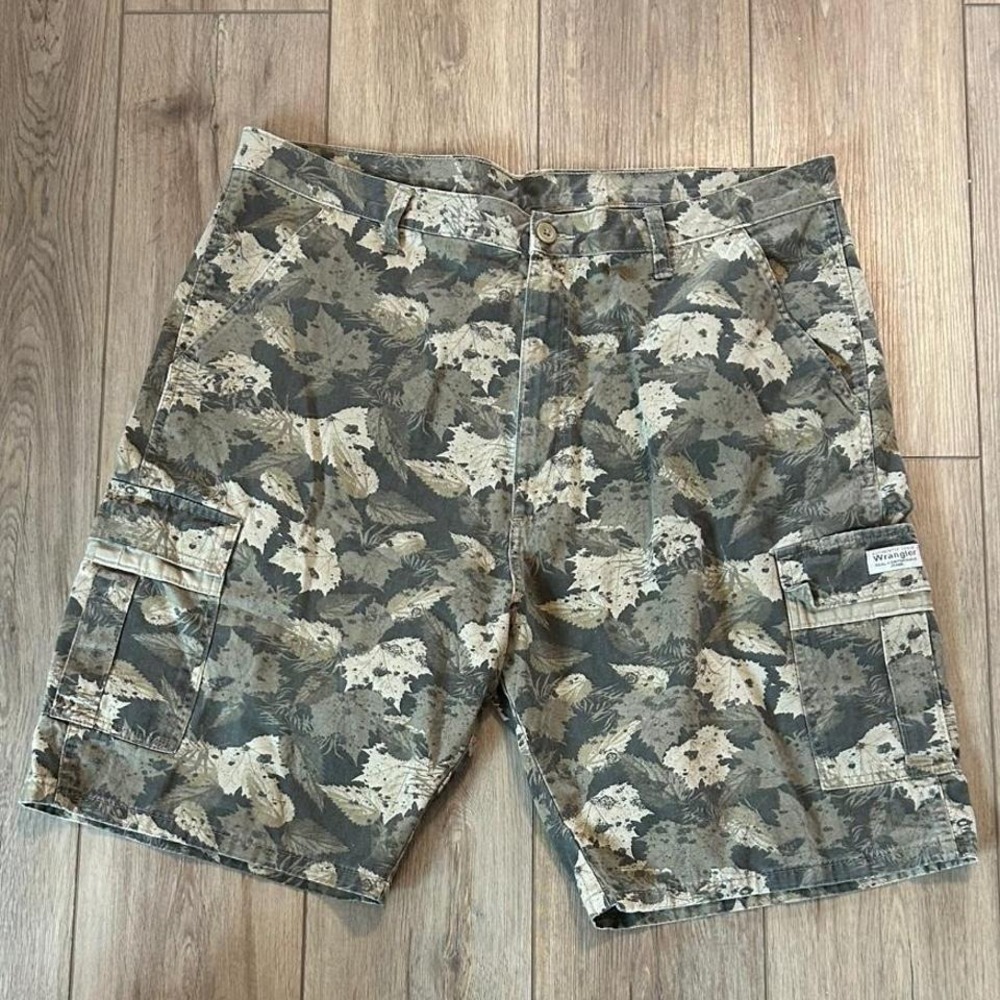 Vintage Wrangler Baggy‎ Wide Leg Cargo Shorts in Green Camo